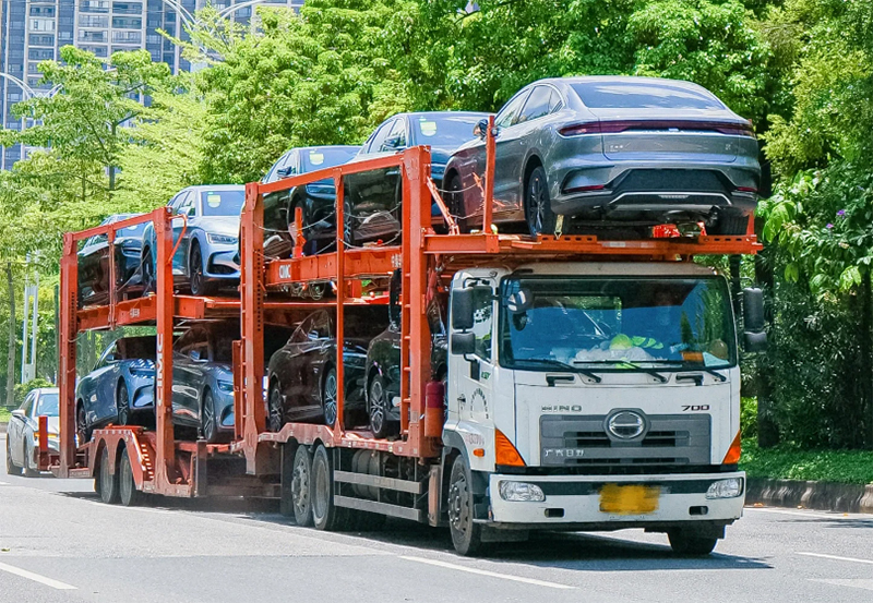  搬家、出差、異地工作，車輛運輸成為一項重要的環(huán)節(jié)。如果您需要從四川將愛車運往廣州，選擇專業(yè)的轎車運輸公司至關(guān)重要。本文將詳細介紹四川到廣州轎車運輸?shù)南嚓P(guān)信息，幫助您了解運輸流程、注意事項以及如何選擇合適的托運公司，讓您的愛車安全、便捷地抵達目的地。